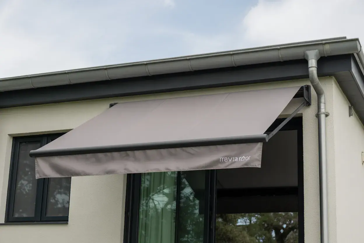 Toldo capota retrátil na Barra da Tijuca: solução ideal para áreas externas amplas